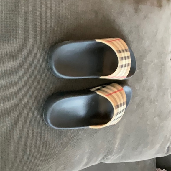Burberry Farley beige slides. Kids - Picture 2 of 3